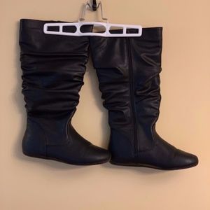 NIB - 8W Mid-Calf inside zip black flat boots